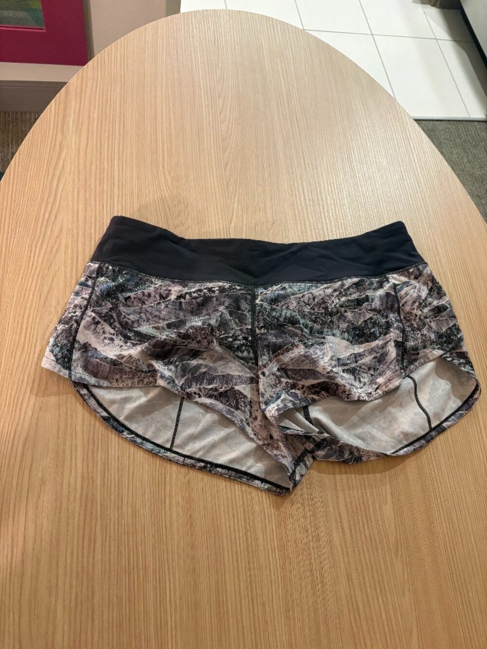 Lululemon Speed Up Short 2.5" Size 8 W7AR6R Springscape Multi / Obsidian Lined